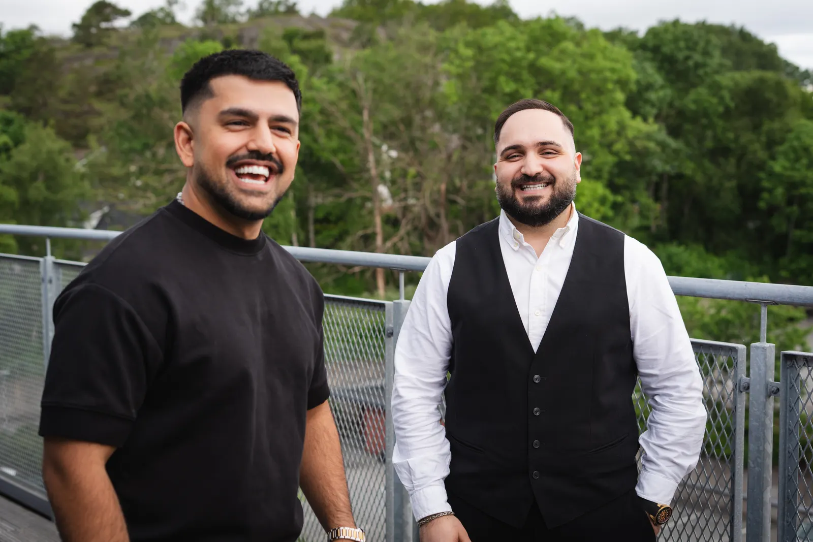 Morad och en kollega på takterrassen vid kontoret i Göteborg
